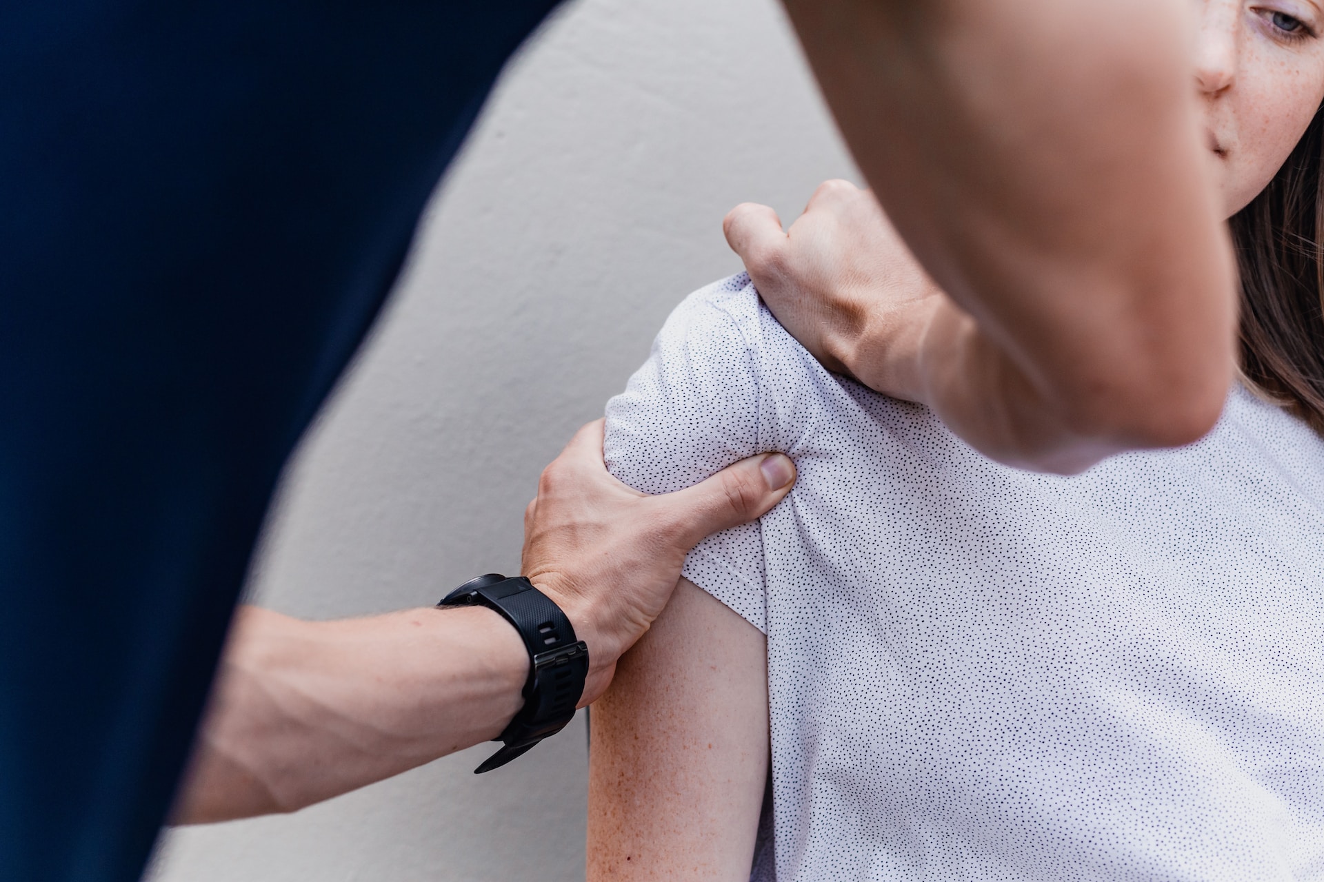 Un uomo massaggia il braccio di una donna